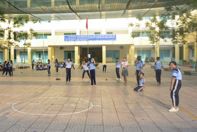 Tặng sách trường THCS Nguyễn Văn Bứa, Hóc Môn